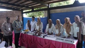 Usai Nyoblos, Bupati Didampingi Ketua PKK Luwu Tinjau Pelaksanaan Pemilu di Kecamatan