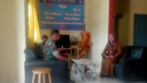 Cari Bakat Siswa, Serda Saharuddin Koordinasi Dengan Kepala Sekolah SMU 14 Limbong