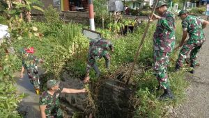 Antisipasi Luapan Air, Babinsa Koramil Larompong Bersama Warga Karya Bakti Bersihkan Saluran Air