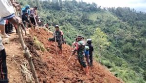 Longsor di Kecamatan Bastem, Personil Kodim 1403 Palopo Terjun Langsung Evakuasi Korban