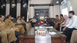 Terima Tim BPKP Sulsel, Pj Bupati Luwu Wacanakan Pasang Stiker Dirumah Penerima BLT