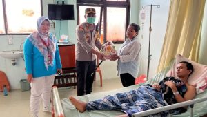 Kapolres Palopo Besuk Korban Longsor Bastem di RSU Sawerigading
