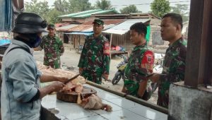 Antisipasi Kenaikan Harga di Bulan Suci Ramadan, Babinsa Koramil Bone-Bone Cek Harga Sembako