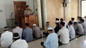 Sapa Warga, Polres Palopo Safari Jumat Sambil Berbagi Al-quran  di Masjid Nurul Imam