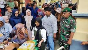 Personel Koramil Bone-bone Lakukan Pendampingan dan Pengamanan Gerakan Pangan Murah