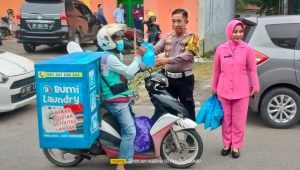 Satlantas Polres Palopo Bagi Takjil dan Edukasi Tertib Berlalu Lintas