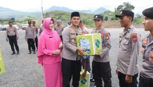 Kapolres Soppeng Didampingi Ketua Bhayangkari Serahkan Paket Lebaran Kepada Personel
