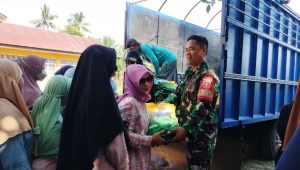 Pastikan Berjalan Lancar, Babinsa Koramil Bone-bone Dampingi Gerakan Pangan Murah