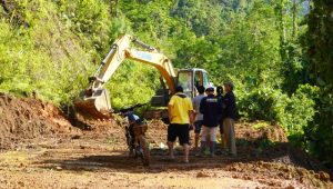 Dinas Bina Marga Provinsi Sulsel Bersihkan Material Longsor di Latuppa Palopo