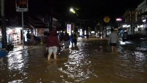 Hujan Deras Guyur Kota Palopo, Air Berlumpur Genangi Rumah Warga