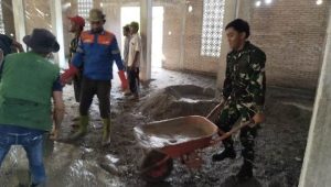 Bangun Soliditas, Babinsa Koramil Bone-bone Gotong Royong Bangun Masjid