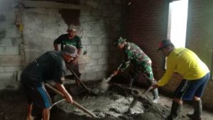 Bentuk Kepedulian TNI, Babinsa Koramil Bone-Bone Bantu Pasang Lantai Rumah Warga