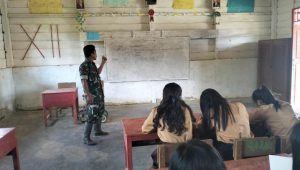 Babinsa Koramil Limbong Bawakan Materi Wasbang Kepada Siswa SMU 13 Seko