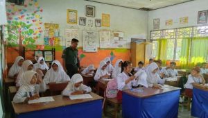 Pastikan Berjalan Aman, Babinsa Koramil Bone-Bone Pantau Pelaksanaan Ujian Semester di SDN 210 Lemahabang