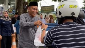 Indahnya Ramadan, Perumda TM Palopo Berbagi Takjil di Hari 12 Puasa