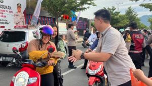 Gandeng BPR Hasamitra, Polres Palopo Bagi Takjil Kepada Pengendara