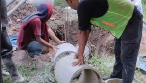 Pipa Bocor di Km 15 Battang, Petugas Perumda TM Langsung Perbaiki Pipa Transmisi