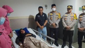 Wujud Kepedulian Pimpinan, Kapolres Palopo Jenguk Anggota Bhayangkari Yang Sakit