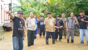Pj Bupati Luwu Tinjau Lokasi Banjir di Tiga Kecamatan dan Berikan Bantuan