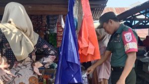 Babinsa Koramil Bone-bone Dampingi BPOM Lakukan Pengawasan Barang Kadaluarsa