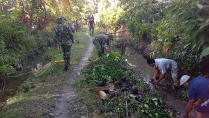 Gotong Royong Bersama Warga, Personil Koramil Bone-Bone Karya Bakti Bersihkan Saluran Air