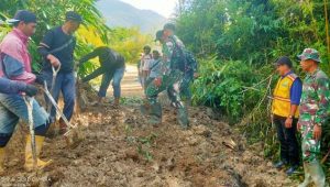 Pantau 3 Titik lokasi,  Personel Koramil Limbong Bersihkan Material Pasca Longsor