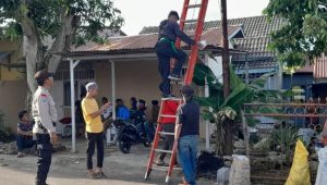 Wujudkan Keluhan Masyarakat, Polsek Wara Utara Bagikan Sekaligus Pasang Lampu Jalan