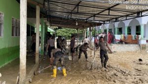 Personil Polres Palopo Bersihkan Masjid dan Sekolah Pasca Banjir Bandang di Luwu