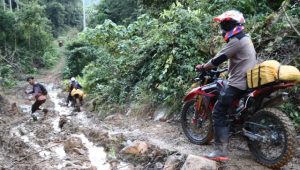 Bawa Bantuan ke Luwu, Kapolres Palopo Terobos Jalur Ekstrim, Kades Pangi’ Berikan Apresiasi 
