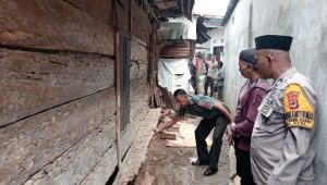 Berhati Mulia, Bhabinkamtibmas Polres Palopo Gunakan Dana Pribadi Bedah Rumah Warganya