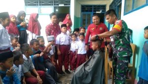Pangkas Rambut Gratis di Sekolah, Serda Satriawan Berikan Motivasi Kedisiplinan
