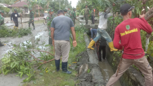 Peduli Lingkungan Sekitar, Personel Koramil Bone-bone Laksanakan Karya Bakti