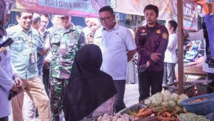 Upaya Pengandalian Inflasi, Pj Walikota Palopo Lakukan Operasi Pasar