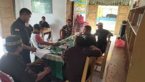 Tingkatkan Kekompakan dan Kebersihan, Serda Sudiono Komsos Dengan Perangkat Desa Sidoraharjo