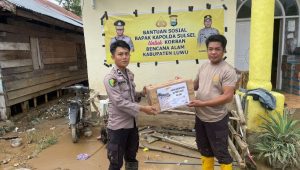 Biddokkes Polres Palopo Serahkan Bantuan Obat-obatan Untuk Korban Banjir dan Tanah Longsor di Luwu