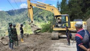 Pasca Terjadi Tanah Longsor, Danramil Limbong Bersama Personilnya Lakukan Pemantuan Wilayah
