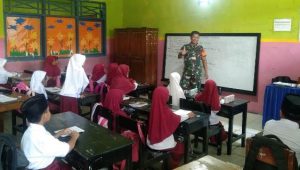 Babinsa Koramil Bone-bone Pantau Proses Belajar di Madrasah Ibtidaiyah