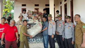 Kolaborasi Sejumlah Media, Kapolres Palopo Kembali Salurkan Sembako Korban Bencana di Desa Malenggang