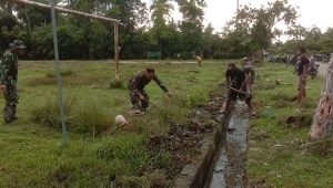 Karya Bakti Pembersihan Lapangan dan Saluran Air Area Pasar Wilayah Teritorial Koramil Bone-Bone