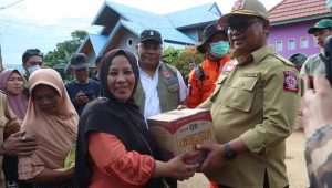 Hari Ke-5 Pasca Banjir, Pj Walikota Palopo Serahkan Langsung Bantuan Korban di Suli Barat