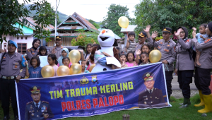 Gelar Trauma Healing, Polres Palopo Datangkan Badut Hibur Korban Banjir Bandang