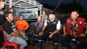 Asrul Sani Dampingi Pj Gubernur Sulsel Salurkan Santunan Kematian Dampak Banjir Bandang