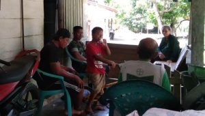 Cerminkan Kemanunggalan TNI Dengan Rakyat, Babinsa Koramil Bone-bone Gelar Komsos