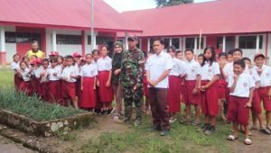 Peduli Kesehatan Siswa, Babinsa Koramil Limbong Dampingi Nakes Pemberian Obat Cacing