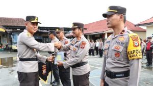 Pimpin Apel, AKBP Safi’I Nafsikin Bagikan Al-Quran Kepada Personil Polres Palopo