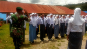 Latihan PBB, Serda Saharuddin Ingatkan Siswa SMU 14 Limbong Etika Kedisiplinan