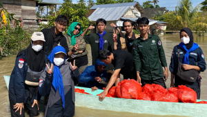 Gunakan Perahu, Mahasiswa Agrokompleks Unanda Salurkan Bantuan Bagi Korban Bencana di Baebunta