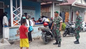 Babinsa Koramil Bone-Bone Ikut Lakukan Intervensi Serentak Pencegahan Stunting di Posyandu Sartika