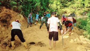Karya Bakti, Danramil 1403-08 Limbong Pimpin Langsung Pembuatan Saluran Air