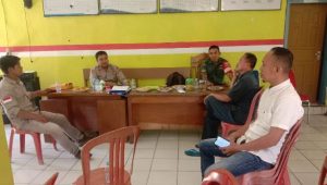 Komsos di Kantor Desa, Babinsa Koramil Bone-Bone Ajak Warganya Jaga Ketertiban dan Keamanan